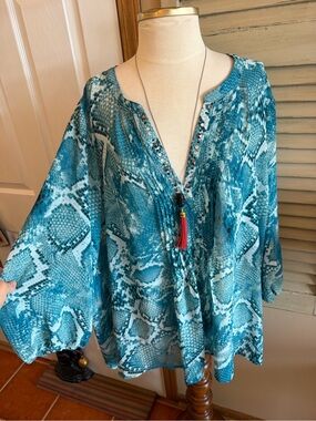 COMO Woman Teal Snake Print Top